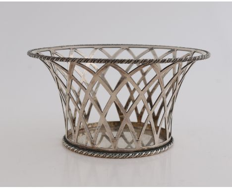 Silver clew basket, 833/000, round model with sawn stripes in diamond pattern, with twisted edges.&nbsp;MT .: Gerritsen and v