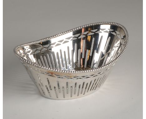 Silver bonbon basket, 925/000, oval model with sawn bars and provided with a pearl rim.&nbsp;MT .: Koninklijke van Kempen and