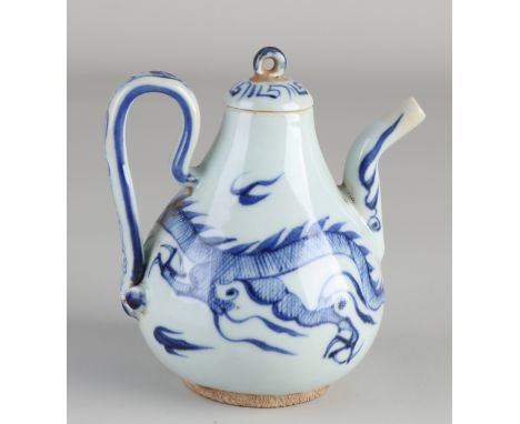 Chinese porcelain teapot with dragon decoration.&nbsp;Dimensions: 11.5 cm.&nbsp;In good condition.