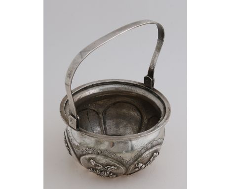 Chinese silver bowl, 925/000, round model with folded edge and fitted with a handle.&nbsp;The bowl has a scalloped finish wit