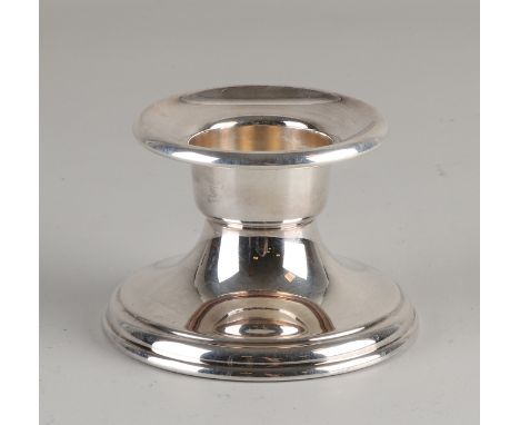 Silver candlestick, 925/000, low model on a round base.&nbsp;MT .: Emil Hermann, Waldstetten.&nbsp;ø9x6cm.&nbsp;In good condi