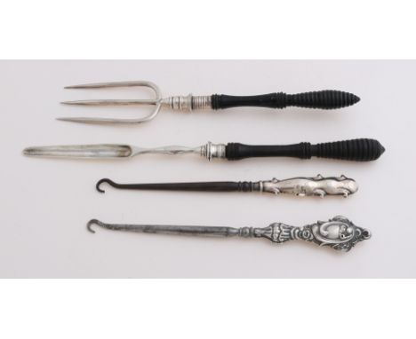Lot with lace hooks, marrow drill and meat fork.&nbsp;Silver marrow drill, 835/000, and meat fork, 925/000, with wooden handl