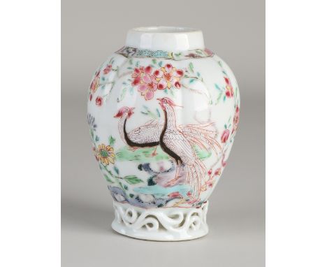 18th Century Chinese porcelain Family Rose tea caddy with crane / floral decoration.&nbsp;Dimensions: 9.5 cm.&nbsp;In good co