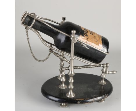 Antique wine decanter with wooden base and nickel-plated brass.&nbsp;Circa 1900. Dimensions: 26 x 34 x 18 cm.&nbsp;In good co
