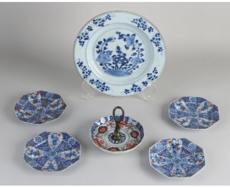 Lot of Japanese / Chinese porcelain.&nbsp;Consisting of: Four octagonal dishes, 1800. One Queng Lung plate, 18th century.&nbs