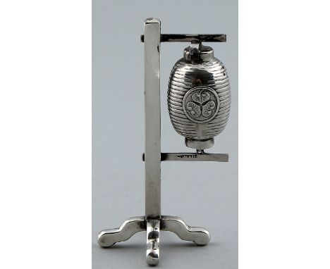 Sterling silver spreader 925/000 in the shape of a Chinese lantern in a standing stand.&nbsp;approx. 37gr.