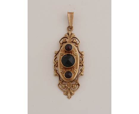 Yellow gold pendant, 585/000, with garnet.&nbsp;Long pendant with an oval contoured model decorated with curls, flowers and g