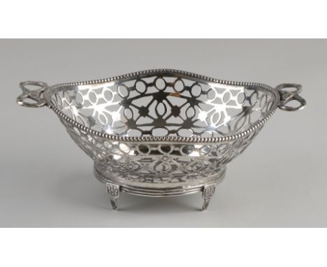 Elegant silver bonbon basket, 833/000, contoured oval sawn model with pearl rim and a hand-sawn pattern with ovals and flower