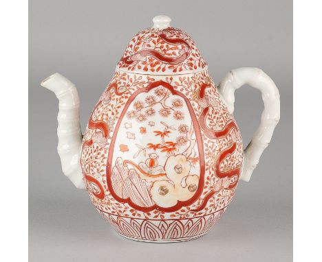 19th century Chinese porcelain teapot with milk and blood decoration.&nbsp;Size: 13.5 cm.&nbsp;In good condition.