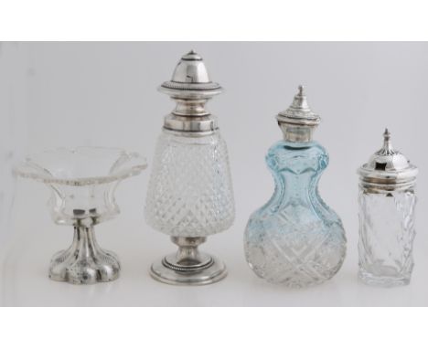 Four parts crystal with silver, provided with a salt shaker with aculade-shaped folded edge, placed on a silver lobed base wi