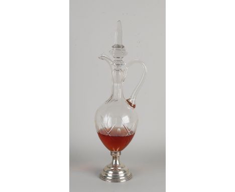 Crystal pouring decanter with star cut placed on a round silver base with pearl rim, 835/000.&nbsp;Equipped with stop.&nbsp;ø