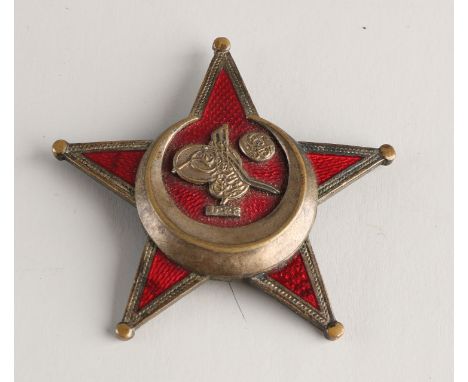 Turkish medal with half moon.&nbsp;BB &amp; Co.&nbsp;With enamel.&nbsp;20th century.&nbsp;Size: Ø 6 cm.&nbsp;In good conditio