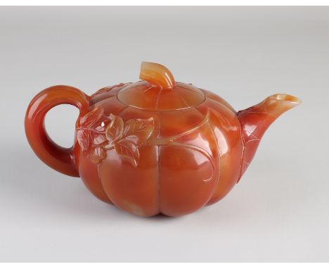 Large Chinese reddish brown agate teapot in pumpkin shape.&nbsp;Size: 10 x 19 x Ø 12 cm.&nbsp;In good condition.