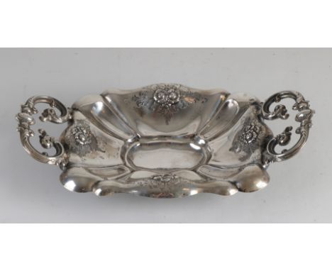 Silver bowl, 800/000, rectangular outlined model decorated with floral decoration, placed on 4 legs.&nbsp;And equipped with 2
