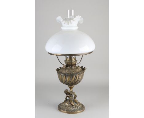Antique brass kerosene lamp with putti.&nbsp;First half of the 20th century.&nbsp;Dimensions: H 56 x Ø 28 cm.&nbsp;In good co