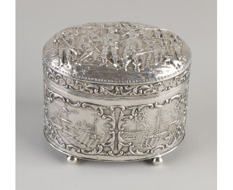 Silver tea box, 833/000, oval model on 4 ball legs with hinged lid with a passionate representation of the night watch.&nbsp;