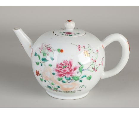 18th Century Chinese porcelain Family Rose teapot with peonies and gold decoration.&nbsp;Dimensions: 13 x 19 x Ø 11.5 cm.&nbs