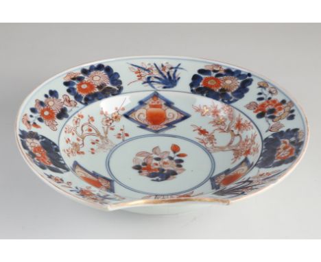 18th Century Chinese porcelain Imari shaving basin with floral / gold decoration.&nbsp;Hair crack.&nbsp;Dimensions: Ø 27.5 cm