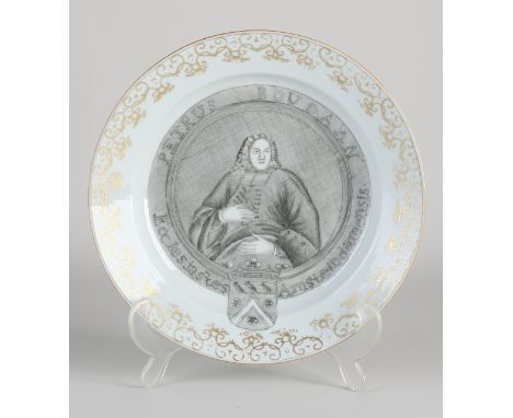 Chinese porcelain plate with European portrait Petrus Boudaan Amsterodamensis + gold decoration.&nbsp;Dimensions: Ø 22.5 cm.&