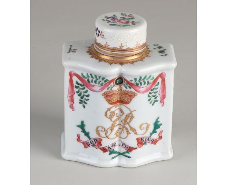 18th Century Chinese porcelain tea caddy which is made for the English market.&nbsp;With Family Rose decor + family coat of a