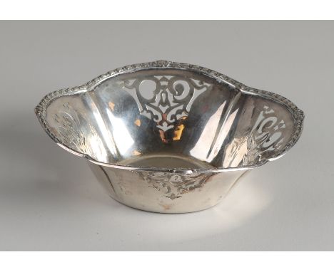 Silver bonbon dish, 830/000, round contoured model with 4 ribs and sawn curl pattern.&nbsp;Equipped with crinkle edge with pa