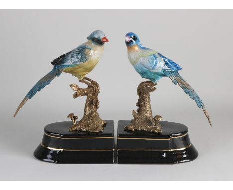 Two enamelled brass birds on a ceramic base.&nbsp;21st century.&nbsp;Dimensions: H 23 cm.&nbsp;In good condition.