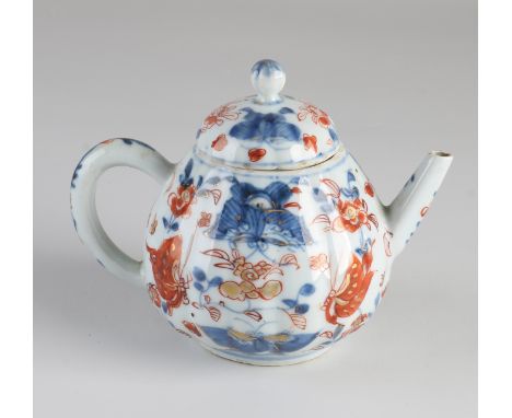 18th century Chinese porcelain Imari teapot with floral / butterfly / gold decoration.&nbsp;Dimensions: 12.5 x 15 x Ø 9.5 cm.