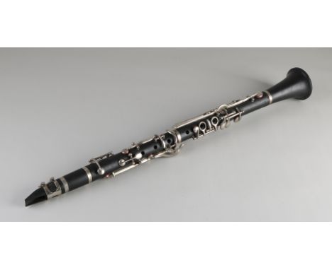 Pre-war clarinet.&nbsp;Unnoticed.&nbsp;Size: L 63 cm.&nbsp;In good condition.