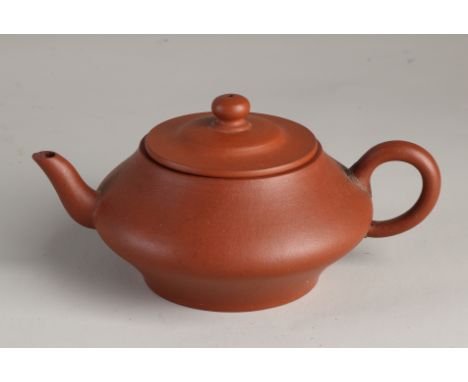 Antique Chinese Yixing teapot.&nbsp;Lid not original.&nbsp;Glued handle.&nbsp;Unnoticed.&nbsp;Size: 6 x 13 x 9 cm.&nbsp;In mo