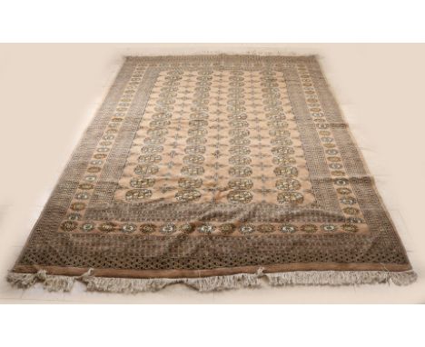 Large Persian rug with floral medallions.&nbsp;Light violet.&nbsp;Small tear, otherwise good.&nbsp;Size: 189 x 262 cm.