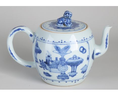 Chinese porcelain teapot with landscape / Foo dog decor.&nbsp;Dimensions: 10.5 x 16 x Ø 9 cm.&nbsp;In good condition.