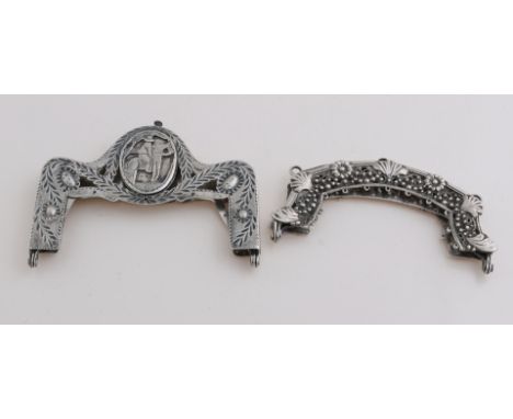 Two silver bag brackets, 833/000.&nbsp;two outlined stirrups, one with an image of a rider on horseback, MT .: SHGaasstra, Go