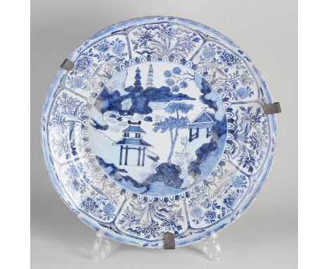 Large 18th century Makkumer Tichelaar dish with chinoiserie decor + Kang Xi mark.&nbsp;Light edge damage.&nbsp;Size: Ø 39 cm.