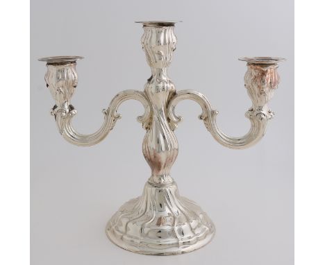 Silver candlestick, 925/000, three light candlestick, with a twisted finish and placed on a round base.&nbsp;22x10cm.&nbsp;MT