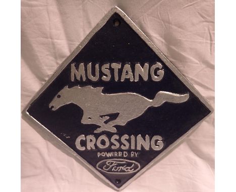 Cast iron Mustang crossing plaque, W: 20 cm. P&amp;P Group 1 (£14+VAT for the first lot and £1+VAT for subsequent lots) 