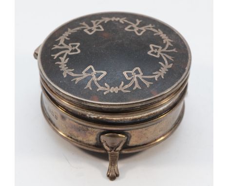 A silver and tortoiseshell trinket box, London 1919, raised on three legs, diameter 7cm, loaded 