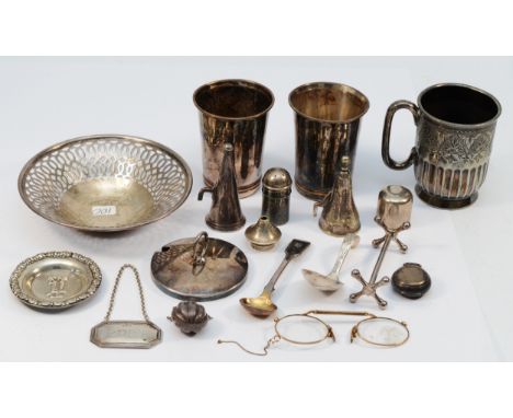 A silver pierced trinket dish, Birmingham 1972, an Egyptian silver dish, a silver sovereign case, Birmingham 1893, lacking in