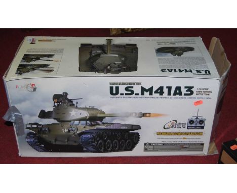 A Henglong Plastic Toys Ltd 1:16 scale radio control model of a US.M41AB battle tank, in original box 