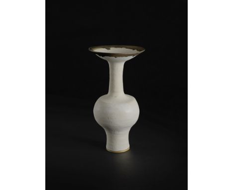 LUCIE RIE (1902-1995)Bottle vase with flaring lip, circa 1985Stoneware, matt white glaze with golden manganese lip H: 26,7cm.