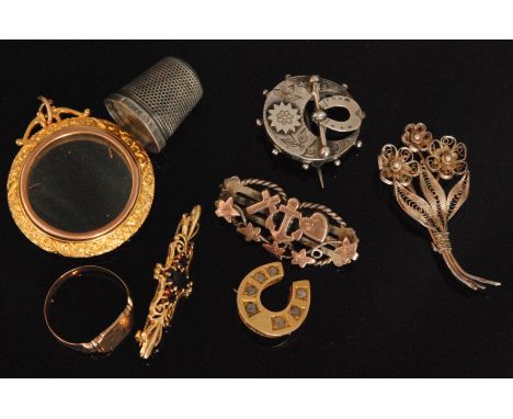 A small parcel lot of jewellery items to include a yellow metal and diamond set horseshoe brooch, possibly 18ct, together wit