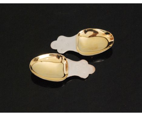 A pair of modern hallmarked caddy spoons each with plain trefoil shaped terminal above gilt bowl, length 8.5cm, Birmingham 20
