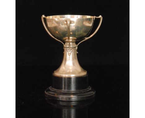 An Art Nouveau hallmarked silver three handle trophy cup of plain form, height 15.5cm, weight 13.5 oz, Sheffield 1905 Walker 
