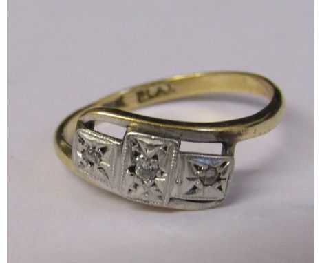 9ct gold and platinum diamond chip ring size N weight 1.86 g