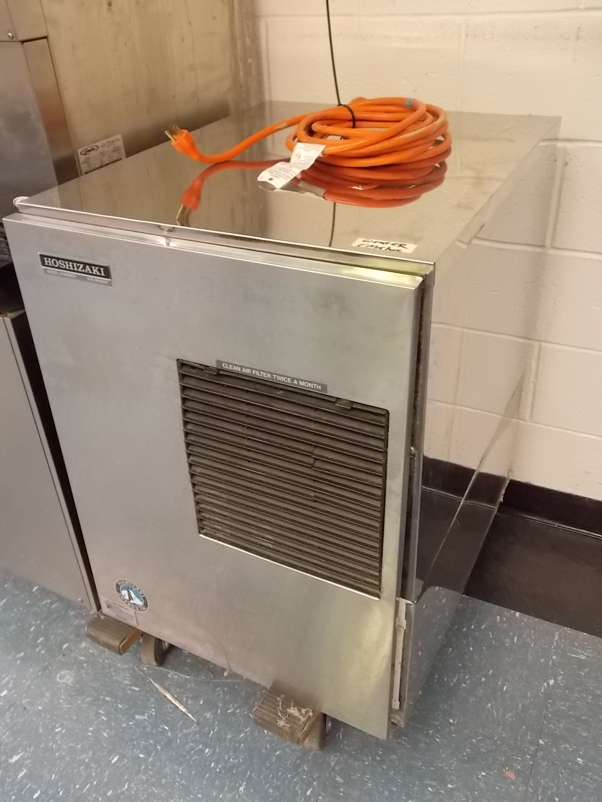 CORNELIUS ICE MACHINE MODEL ED150 (150 BIN) WITH HOSHIZAKI ICE MAKER