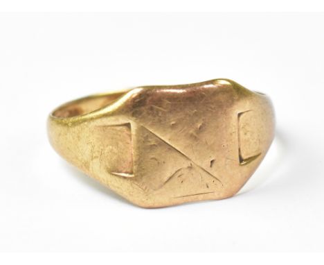 A gentlemen's vintage 9ct gold signet ring with square top, size Q, approx 2g. CONDITION REPORT A little misshapen.