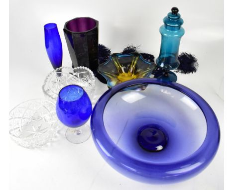 Various items of modern, vintage and antique art and coloured glassware, to include an amber and blue art glass centre dish, 