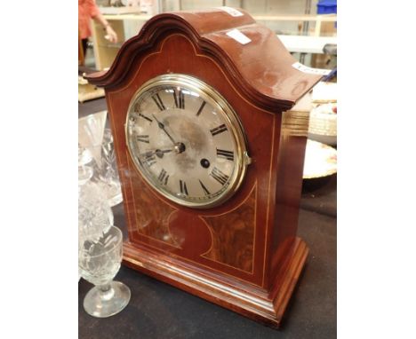 French polished mahogany Edwardian chiming break arch mantel clock with decorative burr wood panels raised on brass feet with