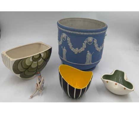 Ceramics to include Wedgwood jardinière, two Hornsea Pottery dishes, including Elegance bowl by John Clappison, a Jersey pott