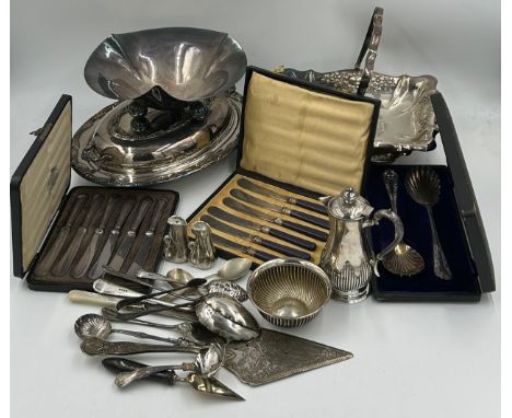 A quantity of silverplated items to include footed leaf shaped bowl (John Clarke &amp; Sons Ltd), 2 x swing handled dishes (W
