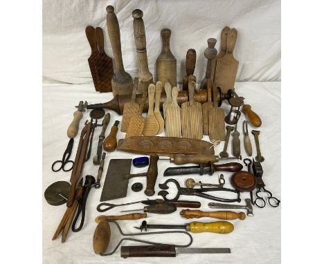 A quantity of vintage kitchenalia, to include 5 x wooden mashers, 7 pairs of butter pats, a button polisher, a herb chopper/ 
